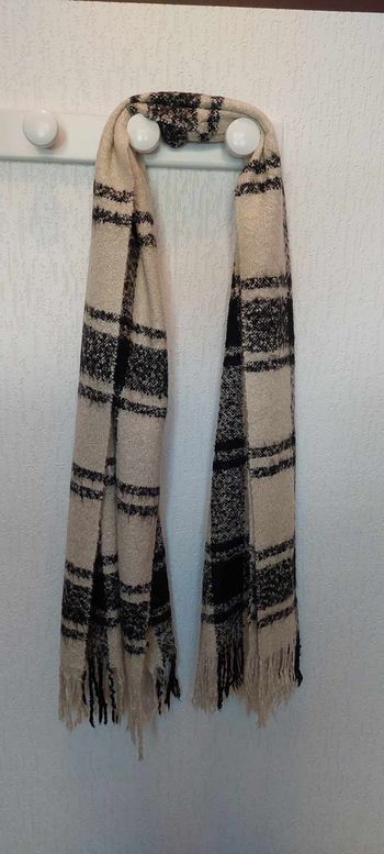 Très jolie et douce écharpe femme carreaux noir/écru frangée excellent état