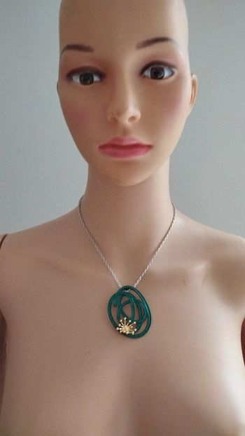 Collier ikita pendentif tourbillon vert doré