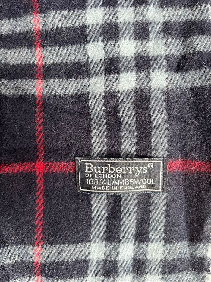 Écharpe Burberry bleu marine à rayures rouge - photo numéro 2