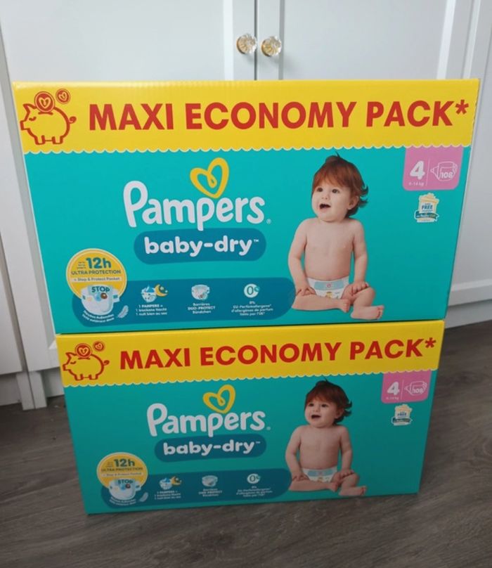 2 cartons de couches Pampers
