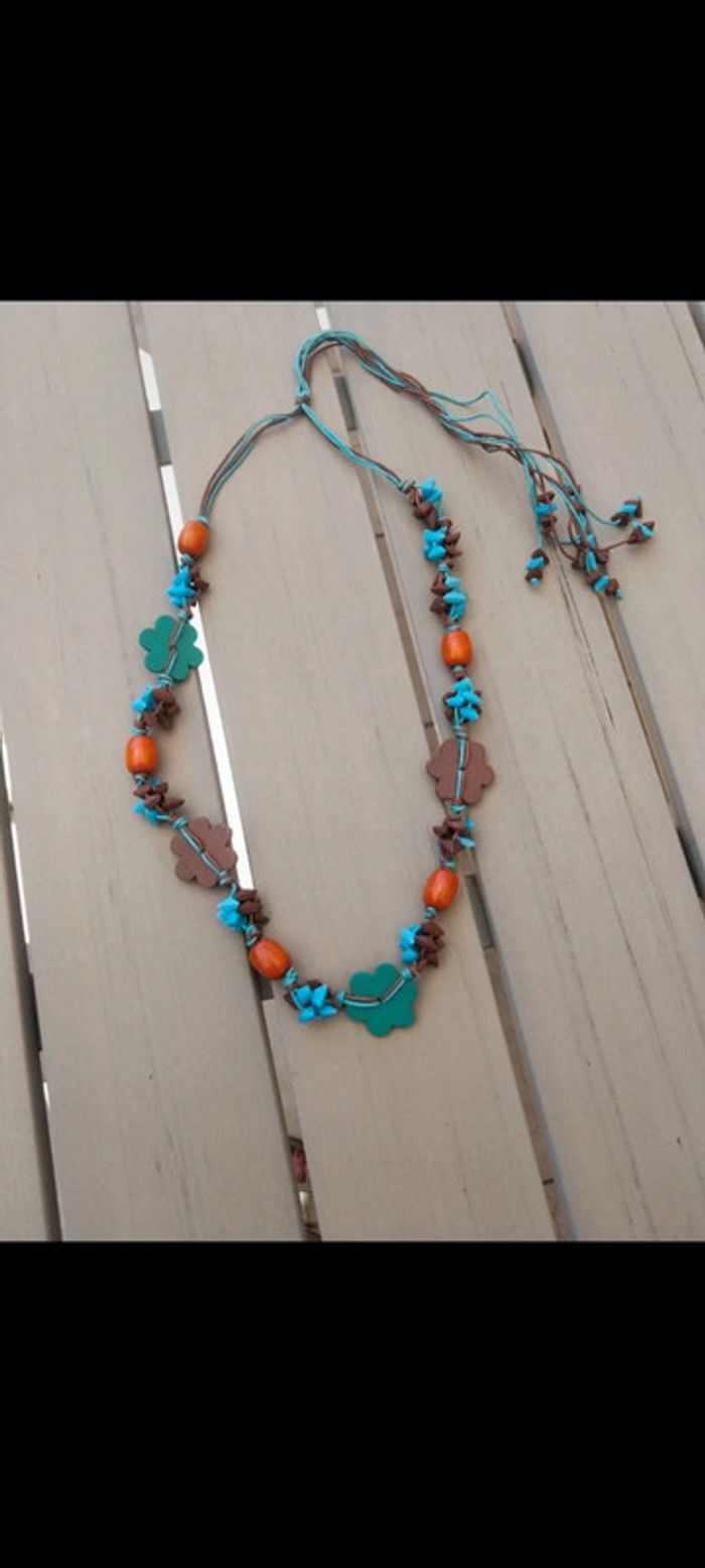 Collier complètement neuf