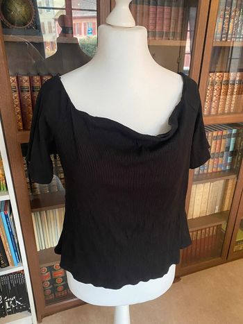 T-Shirt noir H&M neuf avec étiquette T42