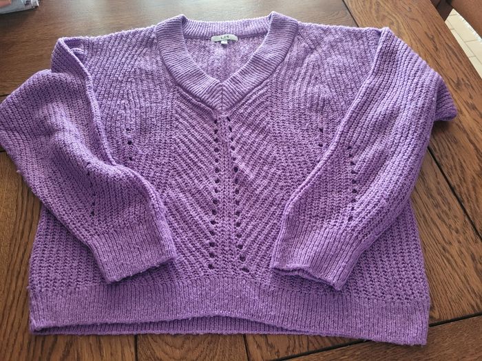 Joli pull lilas col V la halle  taille S