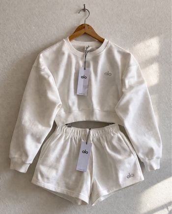 Ensemble Alo Yoga beige crème neuf L sweat crop + short