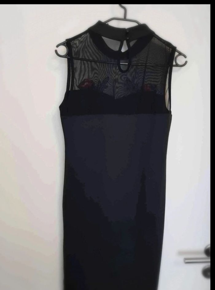 Robe noir ras de cou avec broderie taille 38 - photo numéro 5