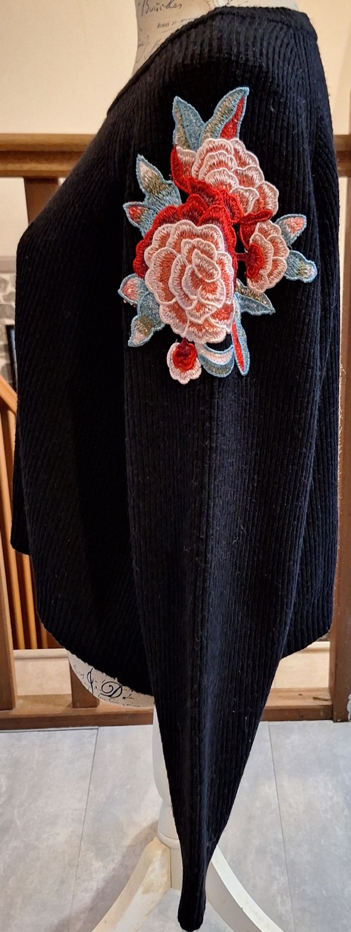 Pull noir à grosses fleurs brodées - photo numéro 3