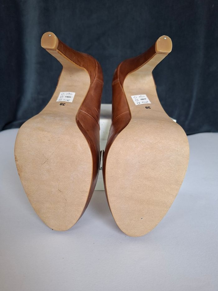 Escarpins Georgia Rose en cuir camel, talons hauts avec plateforme, style mocassin. - photo numéro 7