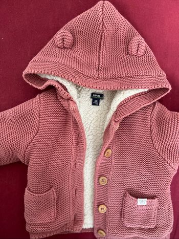 Veste à grosse mailles polaire rose.