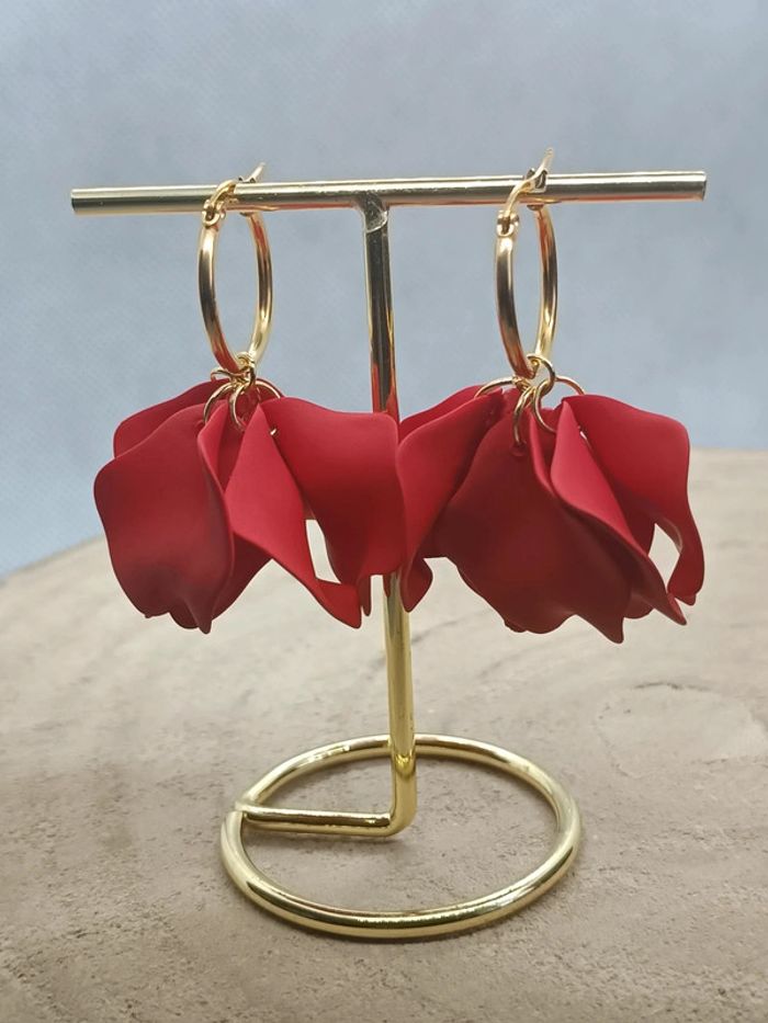 Superbes créoles en acier inoxydable et pétales acryliques rouges - photo numéro 2