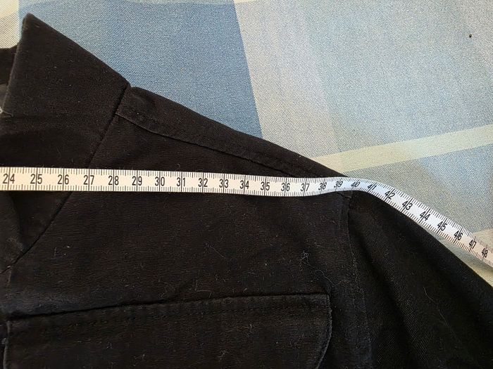 Veste noir, courte crop top, façon jean, multipoches, taille et bas de manche élastique, fermeture zip,en excellent état, largeur d'épaule 40cm, largeur sous bras 53cm, longueur 45cm, marque Kiabi =5€ - photo numéro 6