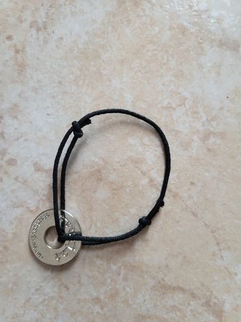 Bracelet noir avec motif argenté