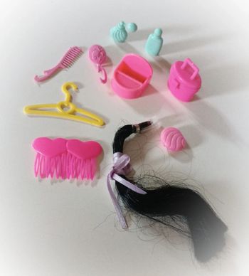 barbie mattel mèche hair cintre brosse mermaid vanity rose pink beauty set flacon bleu blue