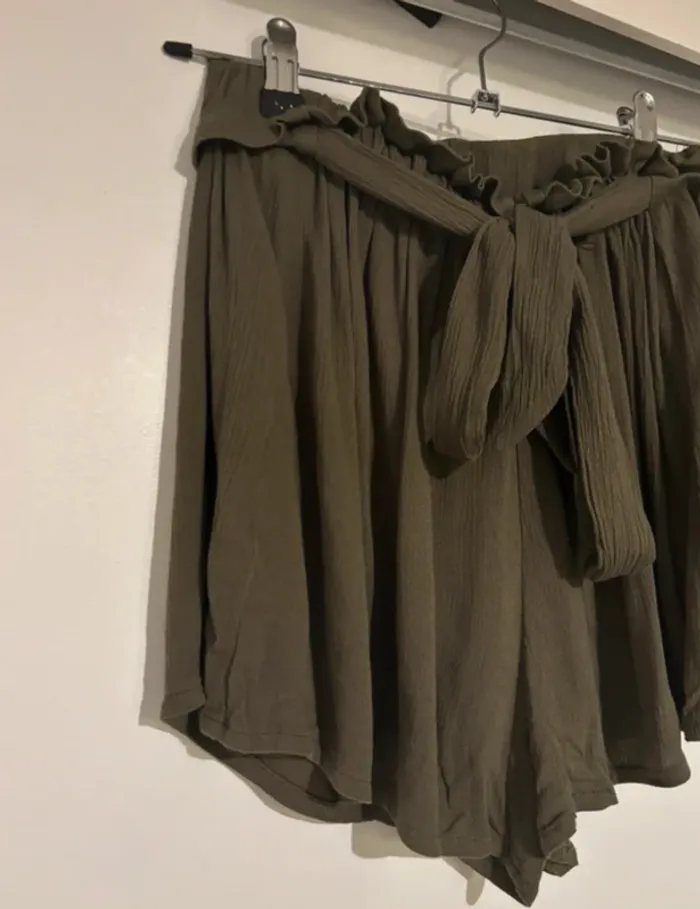 💚 Short kaki à taille froncée et ceinture – SHEIN – T.38 - photo numéro 2