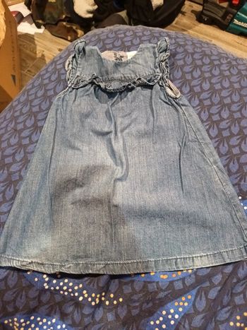 Jolie petite robe en jeans