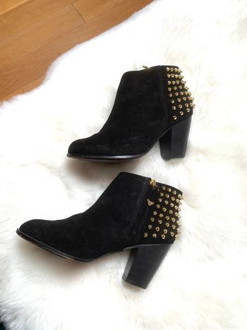 Boots en Cuir noir avec studs dorés ZARA