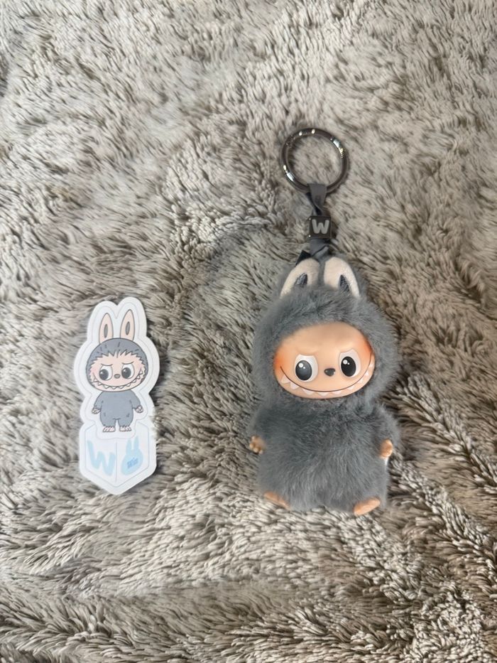 Labubu pin for love lettre W - photo numéro 3