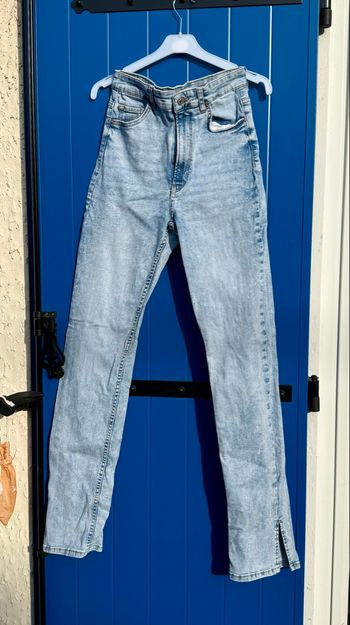 Bershka - Jean à ourlet fendu - Bleu clair