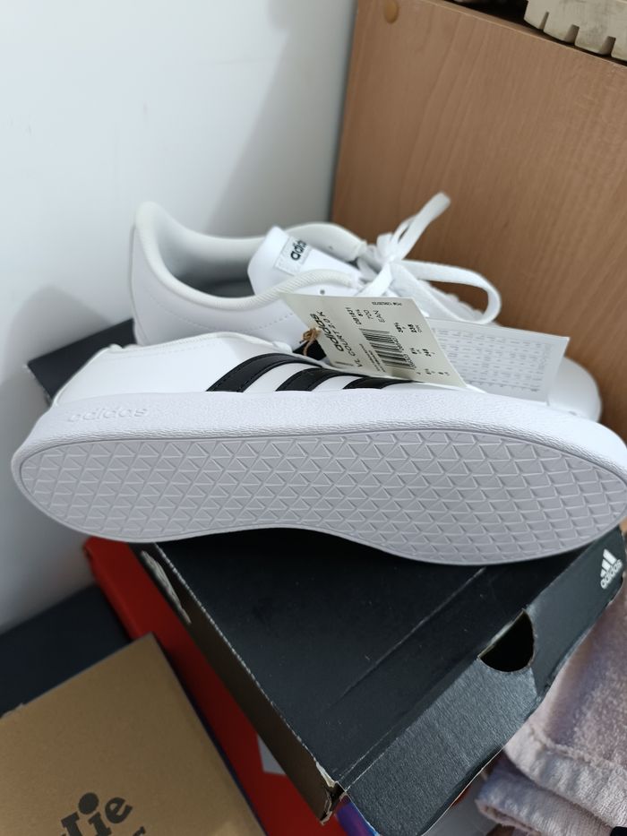 Basket adidas femme neuf avec étiquette (70€ - photo numéro 2