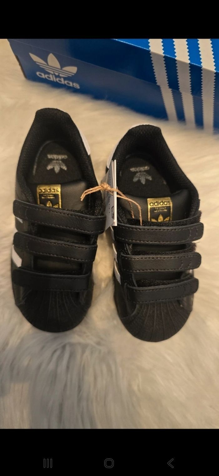 NEUVES non portées 🏷🤩🥰 superbes  baskets superstar adidas Pointure 26 unisex 🥰🤩😍 - photo numéro 6