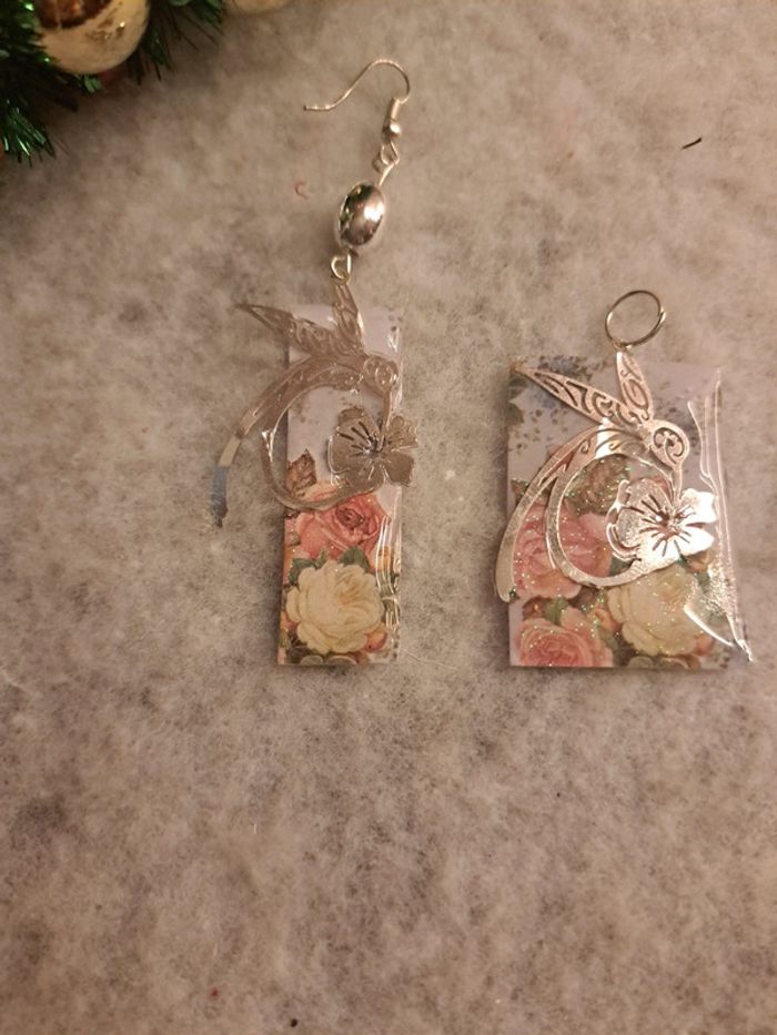 Boucles d'oreilles pendante avec pendentif florale résine - photo numéro 3