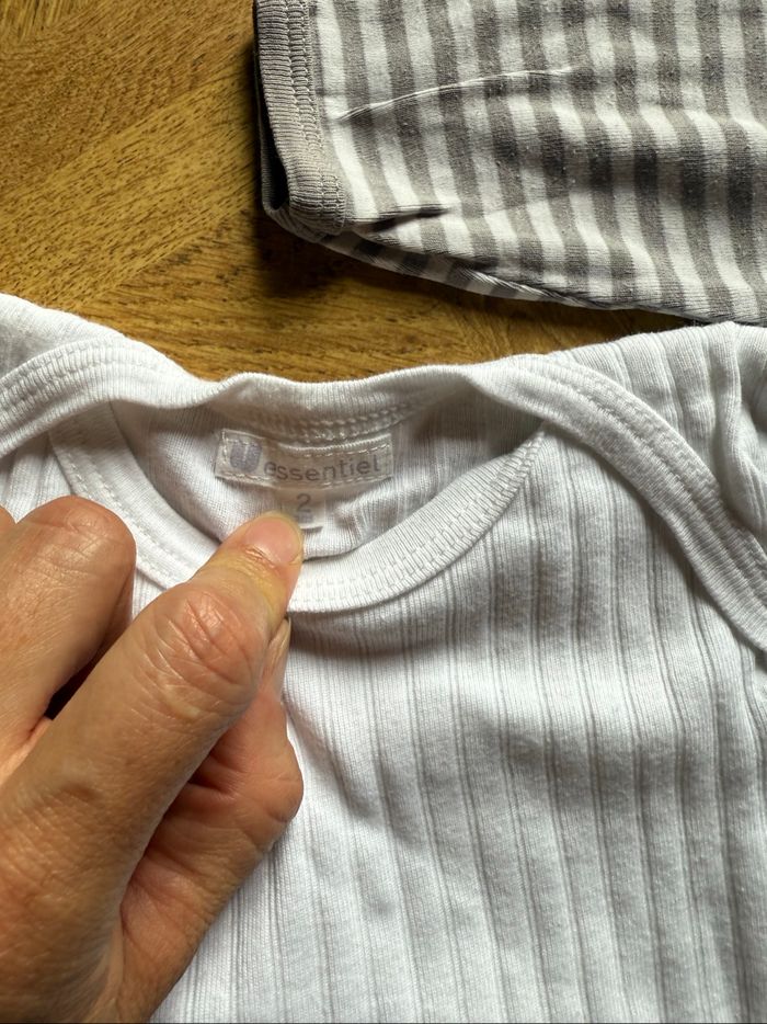 4 bodies 36 mois manches longues et 1 courte - photo numéro 3