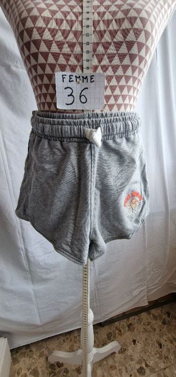 Short, gris a motif orange fluo, en très très bon état, longueur 26cm,largeur 33cm