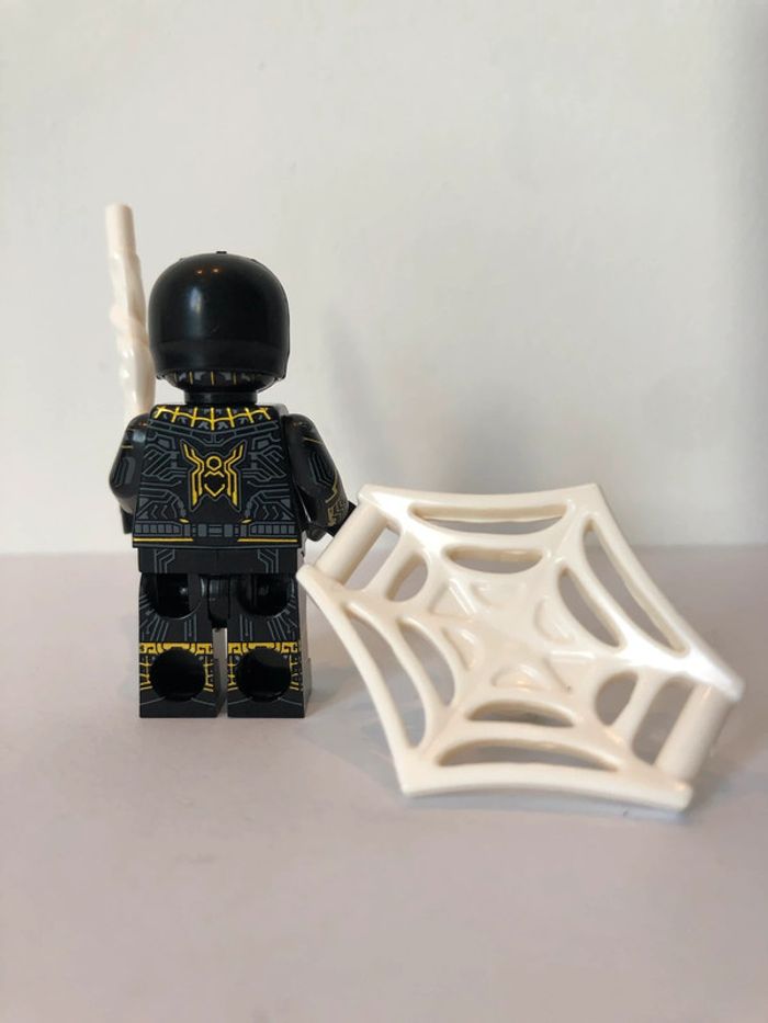 Figurine type lego Spiderman noir et or. Marvel - photo numéro 4