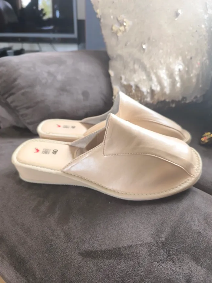 Jolies pantoufles en cuir beige - photo numéro 2