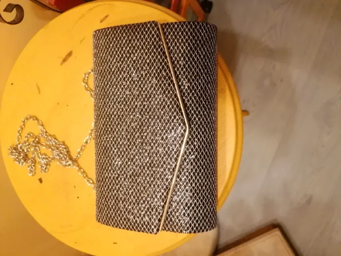 Sac avec chaînette à paillettes grises. - photo numéro 3