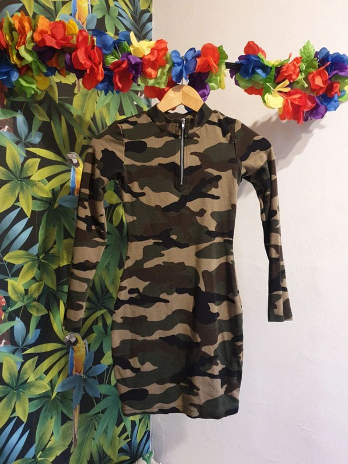 Robe moulante militaire