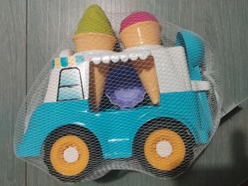 Un camion truck, glacier. Pour les enfants de 10 mois à 5 ans. Neuf encore dans son filet.