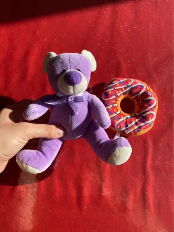 Lot 2 peluches: ours violet et donut