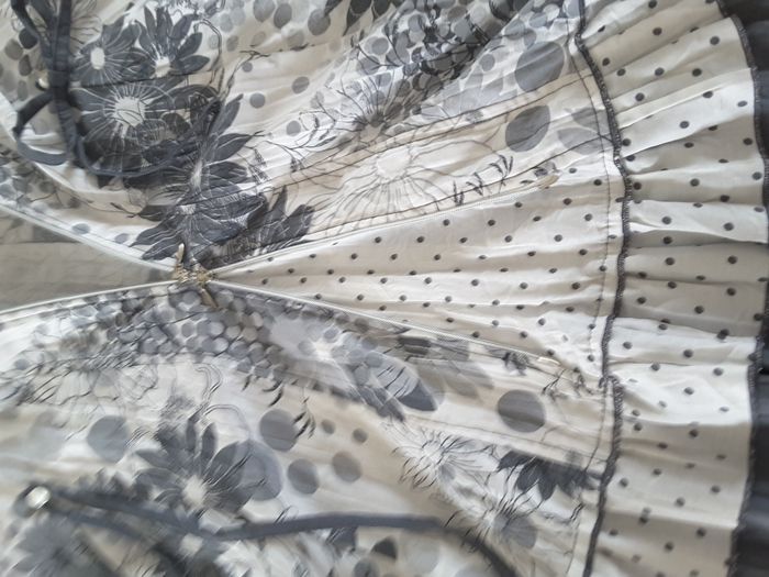 Robe été grise et blanche à volants, sans manches - Armand Thiery - Taille 42 - photo numéro 5
