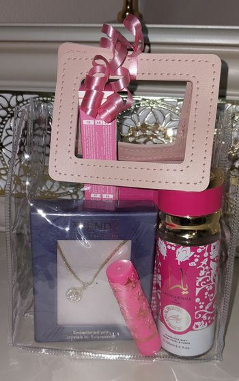 Sac cadeaux yara candy pendentif et rouge a levre