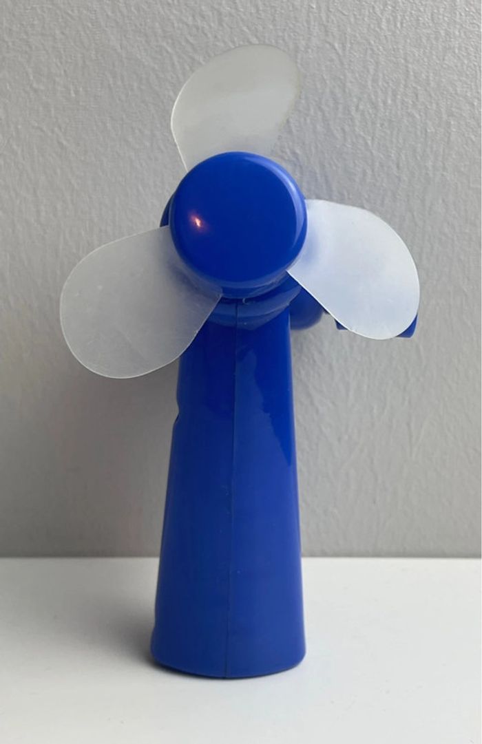 Ventilateur à main avec manivelle marque Flying Tiger