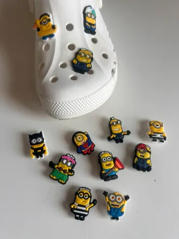 Lot de 12 charms / déco crocs les minions