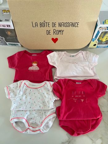 Lot 4 bodies manches courtes Petit Bateau 6 mois