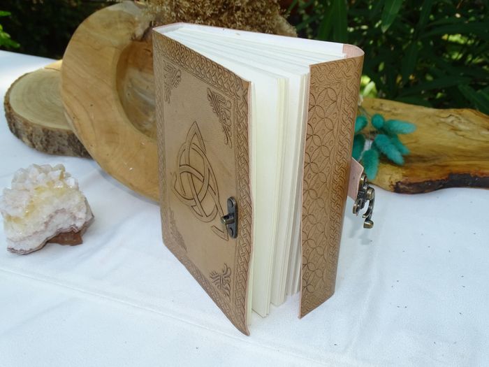 Grimoire cuir beige triquetra - photo numéro 3