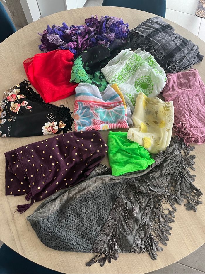 Lot 12 foulards