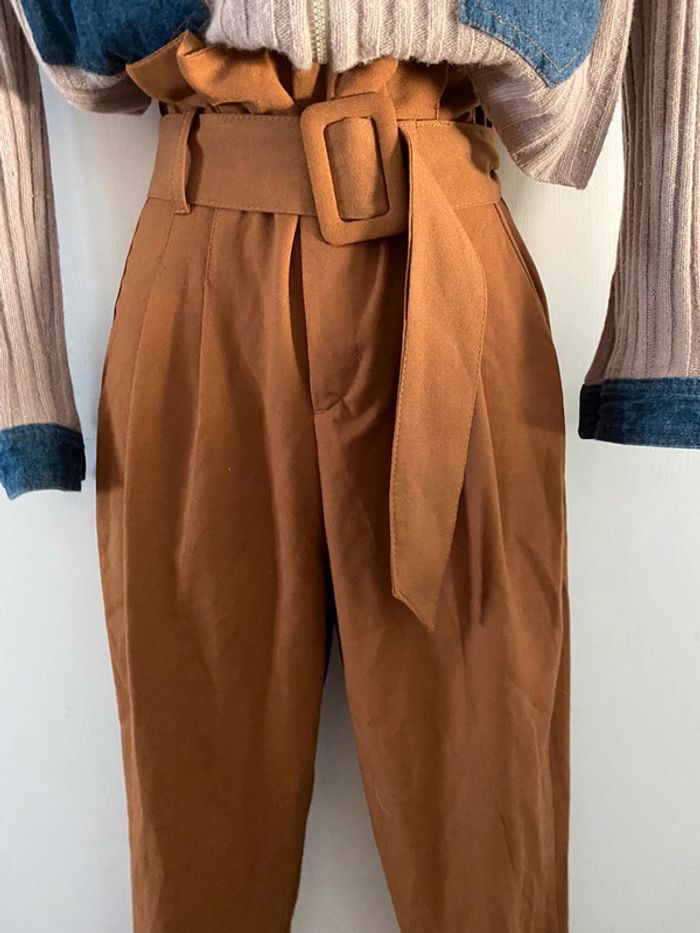 Bershka pantalon t 32  taille haute entre  marron moutarde des photos représentent bien la couleur - photo numéro 5