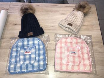Article de collection sac à dos et bonnet neuf