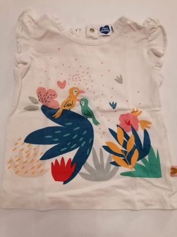 Joli débardeur manche originale et quelque paillette brillante sur le motif