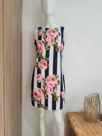 Jolie robe florale a lignes bleu marine