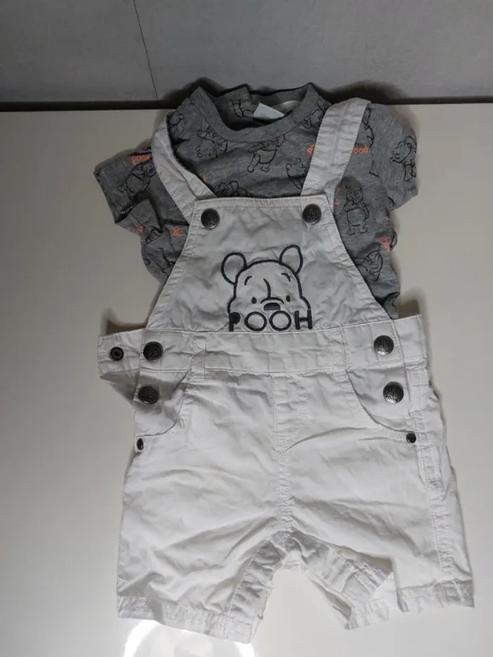 Ensemble salopette blanche et tee short gris imprimé "Disney baby"