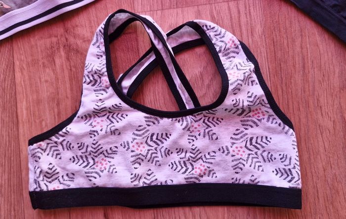 Lot de 3 brassières TBE taille 10/12ans.xxs.12/14 ans - photo numéro 4