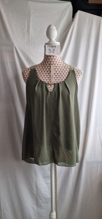 Débardeur, vert, en très très bon état, en polyester &elasthanne, longueur devant 59cm