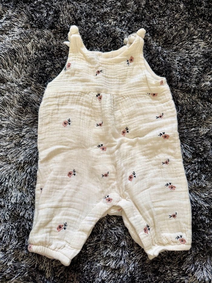 Combinaison crème à fleur