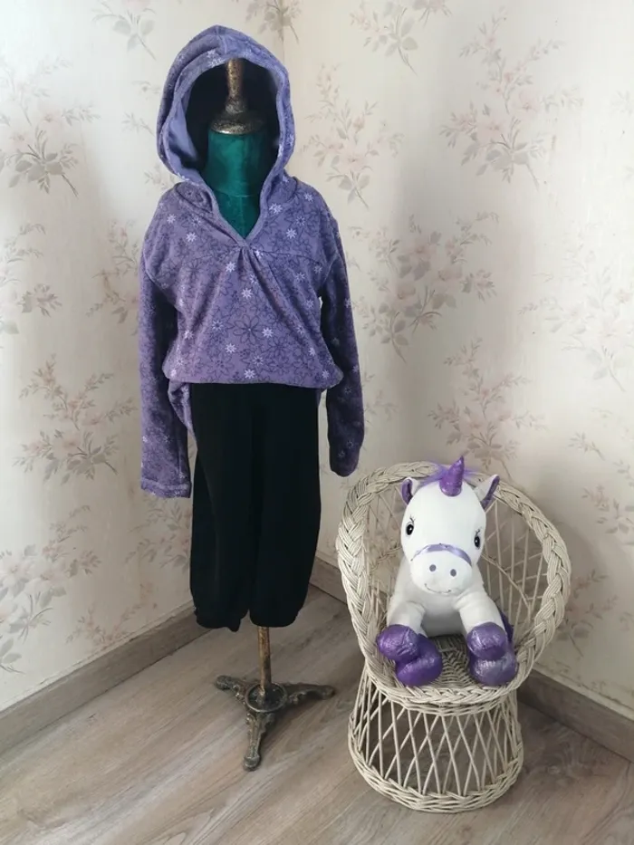 Pull polaire violet à capuche motifs fleurs / in extenso / (8ans)