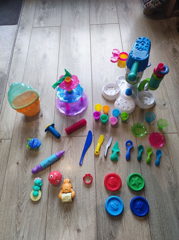 Machine à glaces. Pâte à modeler et accessoires