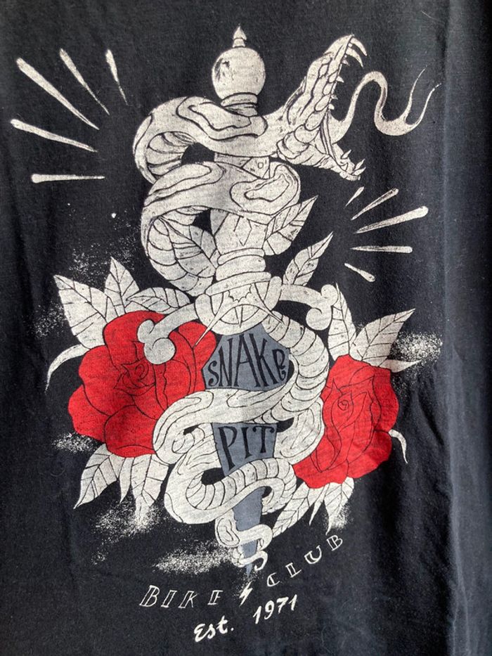 Superbe t-shirt Stradivarius épée et rose Rock taille M jamais porté - photo numéro 3